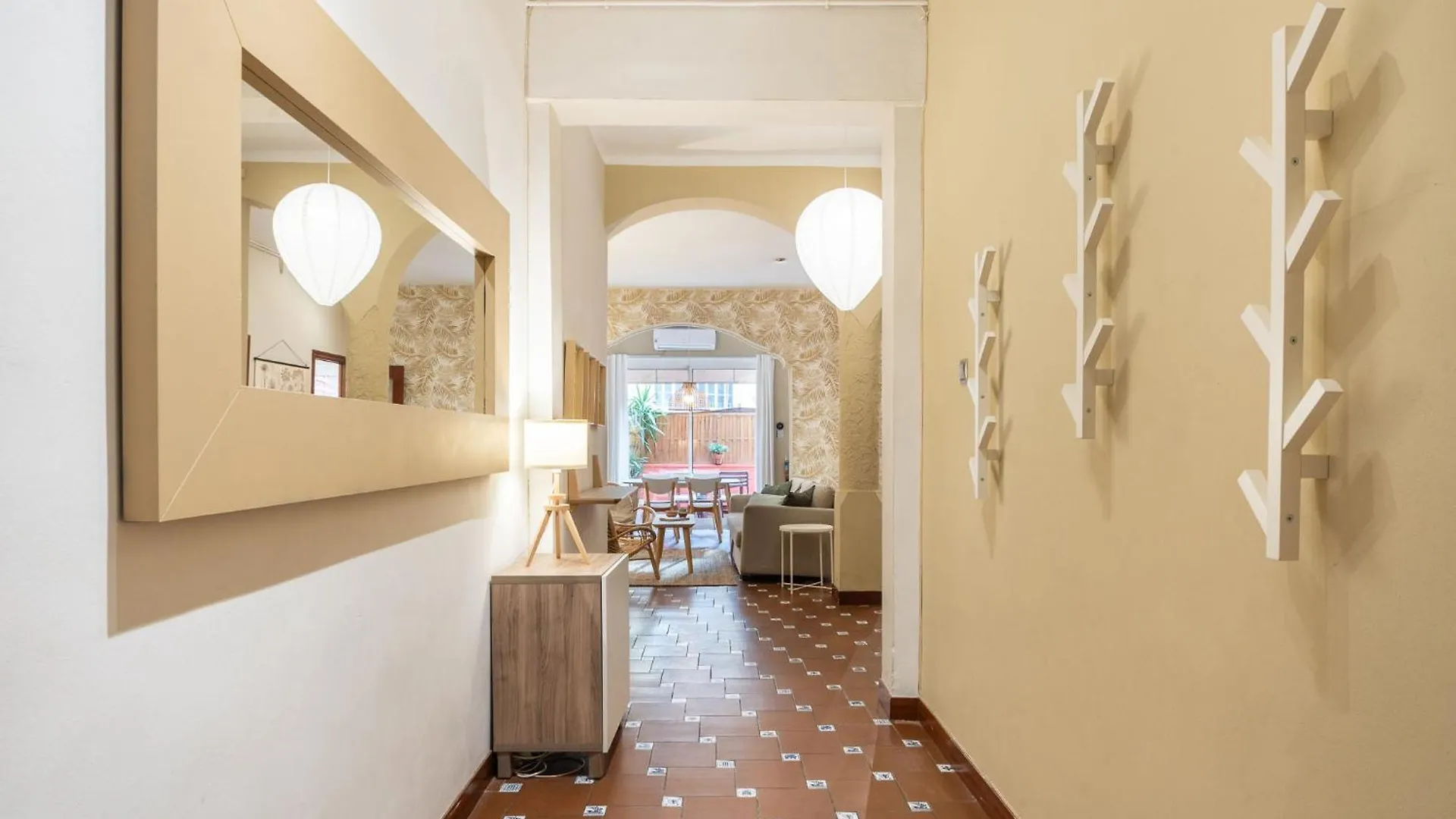 Spacious & Sunny Apt With Terrace In The City Center Barcelona