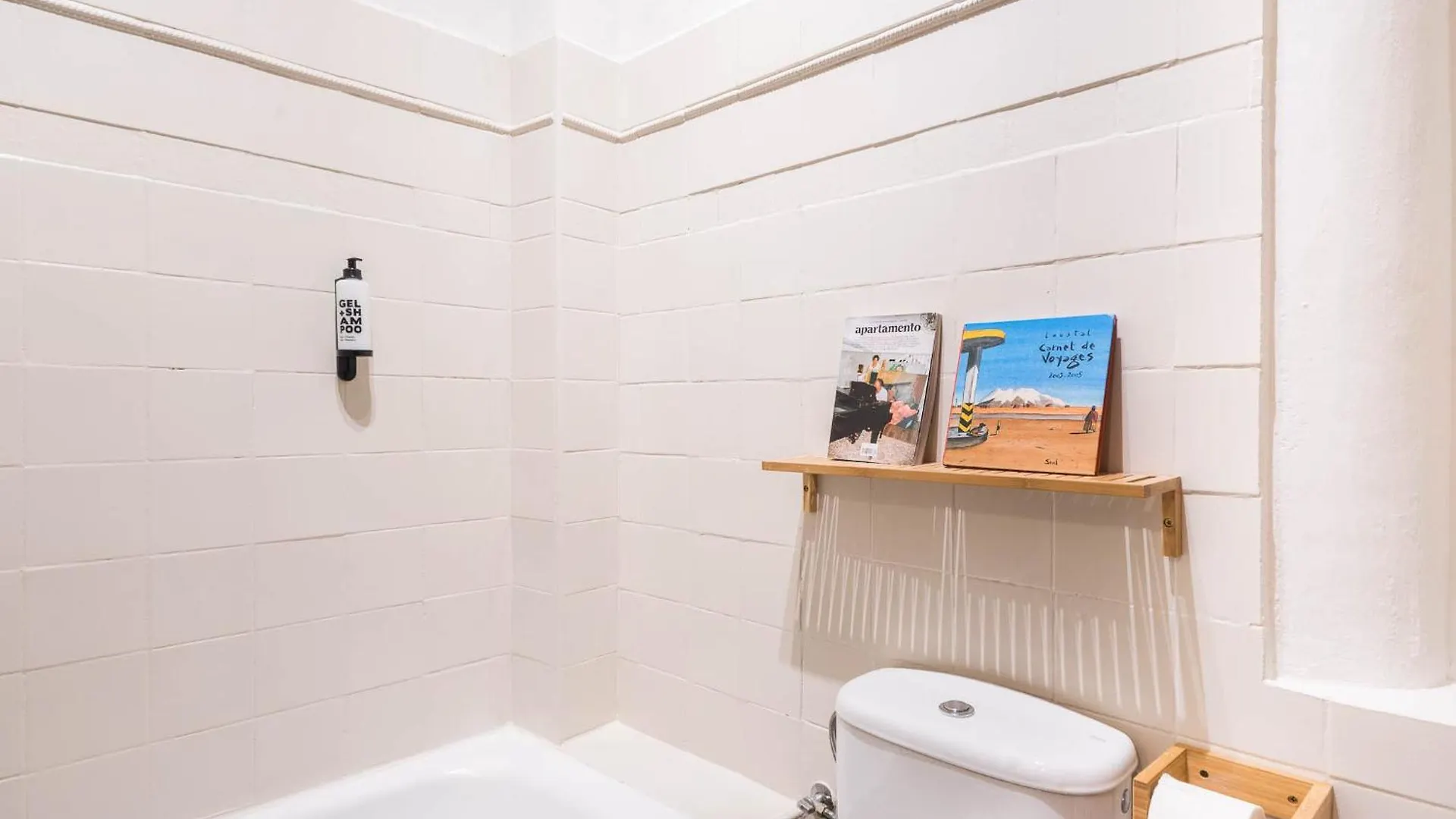 Spacious & Sunny Apt With Terrace In The City Center 바르셀로나 아파트